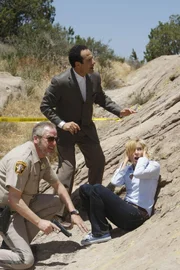 Monk (Tony Shalhoub, Mi.) und Natalie (Traylor Howard) wurden von dem Sheriff (Daniel Stern) des Ortes, in dem Monk ein Ufo gesehen haben will, um Mithilfe in einem Mordfall gebeten. Doch dabei geraten sie allesamt in tödliche Gefahr...  +++