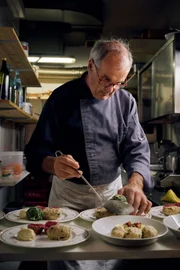 Luis Rottensteiner kocht Südtiroler Knödel Spezialitäten