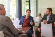 Stadler (Dieter Fischer, l.) und Hansen (Igor Jeftic, r.) befragen Mark Wolf (Tobias van Dieken, M.), den Manager des ermordeten Schachspielers.