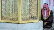 Mohammed bin Salman nimmt im Namen des saudischen Königs an der jährlichen Zeremonie zur Reinigung der Kaaba in Mekka teil.