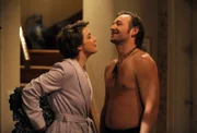 Maria glaubt siegessicher, Gregor nun in die Enge getrieben zu haben. Von links: Maria Kirchleitner (Daniela März) und Gregor Brunner (Holger M. Wilhelm).