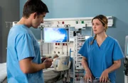 Viktoria Stadler (Isabella Krieger, r.) und Ben Ahlbeck (Philipp Danne, l.) haben einen Intensivpatienten, den sie engmaschig überwachen.