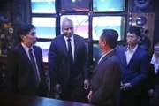 Während sich das Team um die Sicherheit eines ranghohen Militärkommandanten kümmert, befinden sie sich gleichzeitig auf der Suche nach einem nordkoreanischen Spion: Sam (LL Coll J, 2.v.l.) ...