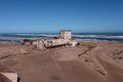 Das "Old Recovery Building". Hier werden zu Zeiten der Apartheid Diamanten aus dem Gestein gewaschen. Heute nur noch eine Ruine, die an eine schillernde Zeit dieser Industrie erinnert.