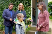 Dr. Christian Kleist (Francis Fulton Smith, l.) und Tanja Ewald (Christina Athenstädt, 2.v.l.) begleiten Finn Reichardt (Hannes Gwiasda, im VG) in den Hort: Finn entschuldigt sich bei der Erzieherin Jule Peters (Paula Schramm. r.), dass er sie in den Arm gebissen hat.