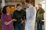 Ann Kathrin Klaasen (Picco von Groote, Mi.) lässt sich ausgerechnet von Dr. Sommerfeldt (Sven Schelker, re.) und seiner Assistentin Cordula Baumann (Milena Straube, li.) untersuchen.