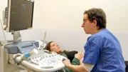 Dr. Susanne Heller (Leiterin der Arbeitsgruppe „Stille Geburt“ im St. Josef Spital in Wien) und Sternenkindmama Iris Andert. Stille Geburten werden im St. Josef Krankenhaus Wien von einem Team aus Hebammen, GynäkologInnen, SeelsorgerInnen und klinischen PsychologInnen begleitet.