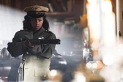 Hunters Stiefschwester Chanel (Chloe Bouterse) bedroht die Tischgesellschaft unvermittelt mit einem Gewehr.
