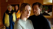 Um ihren Sohn zu finden, müssen Mona (Friederike Linke, 2. v. r.) und Jakob Münster (Andreas Nickl, r.) Alexandra (Viktoria Ngotsé, l.) und Markus (Sebastian Ströbel, 2. v. l.) die Wahrheit sagen.