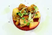 Vegetarisches von Mona Hemme-Stromeyer: mit Mango-Tamari-Sauce überzogene Blumenkohlröschen im Tempura-Pankomantel mit zweierlei Pflaume, rotem Bulgur, Frühlingszwiebel-Sesam-Topping und Petersilienöl