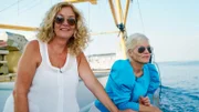 Bettina Tietjen und Ina Müller auf einem Muschelkutter.
