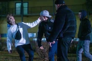 Vor einem Club kommt es zu einer folgenschweren Auseinandersetzung. Ein junger Mann wird schwer verletzt. Die Täter können unerkannt flüchten.