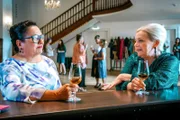 v.li.: Franziska Beck (Maria Happel), Henriette Wolf (Brigitte Kren).