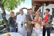 "Soko Kitzbühel", "Letzte Chance." Karin Koflers neuer Kollege Lukas Roither wird gleich zum Einstand in einen diffizilen Fall verwickelt: Ein ermordeter Bewährungshelfer und vier jugendliche Straftäter - da liegen die Verdächtigen auf der Hand. Aber wieso sollten sich die Jugendlichen ihre letzte Chance durch einen Mord endgültig verbauen? Lukas Roithers psychologisches Fachwissen und Karin Koflers Erfahrung sind gefragter denn je. Im Bild (v.li.): Kristina Sprenger (Karin Kofler), Heinz Marecek (Hannes Kofler), Ferry Öllinger (Kroisleitner), Andrea L'Arronge (Gräfin Schönberg), Jakob Seeböck (Lukas Roither).
