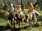 Pippi (Inger Nilsson, M.), Tommy (Pär Sundberg, l.) und Annika (Maria Persson, r.) befinden sich auf dem Weg zur Insel Taka-Tuka, wo Kapitän Langstrumpf von Seeräubern gefangen gehalten wird.