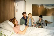 Sabrina Huber (Dagny Dewath, l.) hatte einen Zusammenbruch, nachdem ihre Erinnerungen ihres Verschwindens durch den Kopf geschossen sind. Sie wird ins Krankenhaus gebracht, wo sie Besuch von ihrem Mann Emil (Kai Albrecht, 2. v. l.) und ihren beiden Kindern Lea (Emma Schwab, 2. v. r.) und Greta (Anastasia Nuss, r.) bekommt.