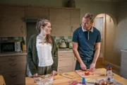 Andy Warren (Joe Absolom) möchte seiner Tochter Abbie (Imogen King) beweisen, dass er von nun an ein guter Vater für sie sein wird. Abbie zweifelt daran.