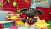 Timmy, das Schäfchen hat auch Geburtstag und alle Freunde backen zusammen einen Kuchen.