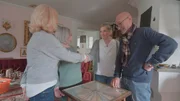 Désirée Schindler (2.v.r.) und Mario Hämmerle mit zwei Flohmarktbesucherinnen im Haus von Désirée Schindler
