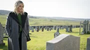 Calder (Rosie Graham) am Grab ihres Vaters. - Motiv aus Teil 2 -
