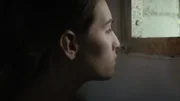 Maria (Valentina Vannino) sucht nach der Festnahme ihres Mannes Zuflucht für sich und ihre Kinder in einem Gebäude der Tagesstätte.