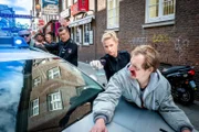 Franzi (Rhea Harder-Vennewald) und Hans (Bruno F. Apitz, M.) kommen gerade noch rechtzeitig, um Zukowski (Michel Diercks, r.) vor Schlimmerem zu bewahren.