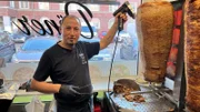 In Higdir Bibos Dönerimbiss gibt es Döner noch zu Preisen wie vor zehn Jahren.