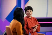 Was bedeutet chronischer Schmerz im Alltag und welche Odyssee müssen die Betroffenen oft auf der Suche nach Hilfe hinter sich bringen. Darüber spricht Mai Thi Nguyen-Kim (l.) mit Schmerzpatientin Ina (r.).