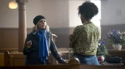 Ruth (Ashley Jensen, li.) verdächtigt ihre Schwägerin Amma (Nina Toussaint-White). - Motiv aus Teil 1