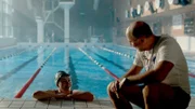 Liv (Sarah Rhodin, Mitte) möchte ihren Schwimmtrainer Martin (Per Graffman) beeindrucken.
