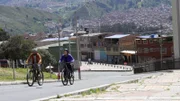Korrespondentin Isabella Purkart mit Alejandro Toro in den Bergen Bogotás – für ihn ist Radfahren nicht nur ein Fortbewegungsmittel, sondern eine Lebenseinstellung.