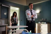 Versuchen herauszufinden, wer Steve Rigsby angeschossen hat: Wayne (Owain Yeoman, r.) und Teresa (Robin Tunney, l.) ...