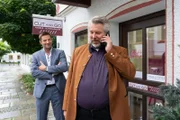Die Ermittlungen im aktuellen Mordfall führen die Kommissare Hansen (Igor Jeftić, l.) und Stadler (Dieter Fischer, r.) in einen Friseursalon.