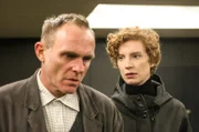 Linda Selb (Luise Wolfram, rechts) traut dem Hausmeister Joachim Conradi (Dirk Martens, li.), nicht.