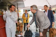 Spurensicherer Kammermayr (Tommi Schwimmer, l.) ist sich sicher, dass der Tod des Opfers kein Unfall war. Die Kripo Rosenheim ermittelt. Von rechts: Kommissar Hansen (Igor Jeftic), Kommissar Stadler (Dieter Fischer), Sandra Mai (Sina Wilke).
