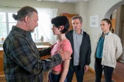 Gerd Witte (Matthias Komm, l.) möchte seine Tochter Jenny (Sidney Fahlisch, 2.v.l.) schützen und schickt sie in ihr Zimmer, während er von Torsten Kaiser (René Steinke) und Charlotte (Cheyenne Pahde) zum Tod seines Sohnes befragt wird.