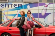Billy Kuckuck (Aglaia Szyskowitz, li.) zum fünften Mal im Einsatz: Schuldnerin Jule Hellwig (Anja Knauer) wohnt in ihrem Auto. Jedenfalls bis Billy dieses Zuhause pfänden lässt …