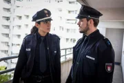 Pinar (Aybi Era) und Kris (Marc Barthel) sind auf dem Weg zu Lothar Kersten um herauszufinden, ob er etwas mit der Manipulation am Jan Wojciks Lieferwagen zu tun hat.