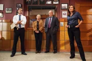 Die Sondereinheit für Sexualdelikte (v.l.) Detective Amaro (Danny Pino), Detective Rollins (Kelli Giddish), Captain Cragen (Dann Florek) und Detective Benson (Mariska Hargitay) werden zu einem schweren Autounfall gerufen.