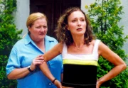 ARD MARGA ENGEL KOCHT VOR WUT, Spielfilm, Deutschland 2002, Regie Michael Günther, Marga (Marinne Sägebrecht, links) hat schlechte Neuigkeiten für ihre Chefin Nele (Eleonore Weisgerber): Ihr Mann betrügt sie.