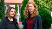 Wohlwollender Blick auf den neuen Pastor: Bine Pufal (Victoria Fleer, li.) und Jule Christiansen (Marleen Lohse)