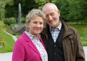 ARD STURM DER LIEBE FOLGE 1888, am Freitag um 15:10 Uhr im ERSTEN. Magdalenas Worte haben Alfons (Sepp Schauer, r.) nachdenklich gemacht, deshalb nimmt er sich Zeit für Hildegard (Antje Hagen, l.).