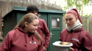 Lina, Samuel, Leonie füttern den Mähnenwolf mit einem toten Meerschweinchen.