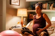 Parisa Fitz-Henley (Leela Burns).