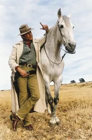 Lucky Luke (Terence Hill) und sein treuer Begleiter Jolly Jumper lassen sich durch nichts und niemanden aus der Ruhe bringen ...