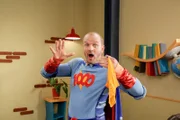 Magic Max zeigt uns einen klassischen Trick: Servietten aus der Hand zaubern. Ob die Kinder das auch hinbekommen?