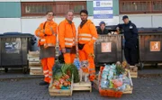 V. li. n. re.: Ralle (Jörn Hentschel), Werner (Uwe Ochsenknecht) und Tarik (Aram Arami) mit dem Lebensmittelretter Tim (Lukas Leibe) und dem Wachmann (Karl Schaper).