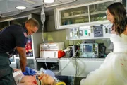 "Station 19", "Nachwehen." Ryan ist bei einem tragischen Unfall ums Leben gekommen. Andy trifft der Verlust schwer und Pruitt macht sich große Sorgen um seine Tochter. Denn anstatt zu trauern, stürzt Andy sich voll in ihre Arbeit. Ihr erster Einsatz führt sie in ein Geschäft für Brautmoden, wo eine junge Frau eine Kohlenmonoxidvergiftung erlitten hat. Jack muss unterdessen feststellen, dass es sich bei seiner jüngsten Eroberung ausgerechnet um die Frau von Vasquez handelt. Im Bild (v.li.): Jason George (Dr. Ben Warren), Jeff Davis (Martin), Chelsea Kurtz (Shauna).