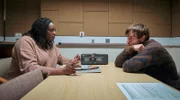 Riya (Wunmi Mosaku) verhört Kane (Nico Mirallegro) zu den vermissten Mülltonnen, die bei ihm gefunden wurden.