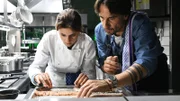 Erik Olsen (Oliver Mommsen) unterstützt seine Schülerin Shirin Jansen (Amira Demirkiran).